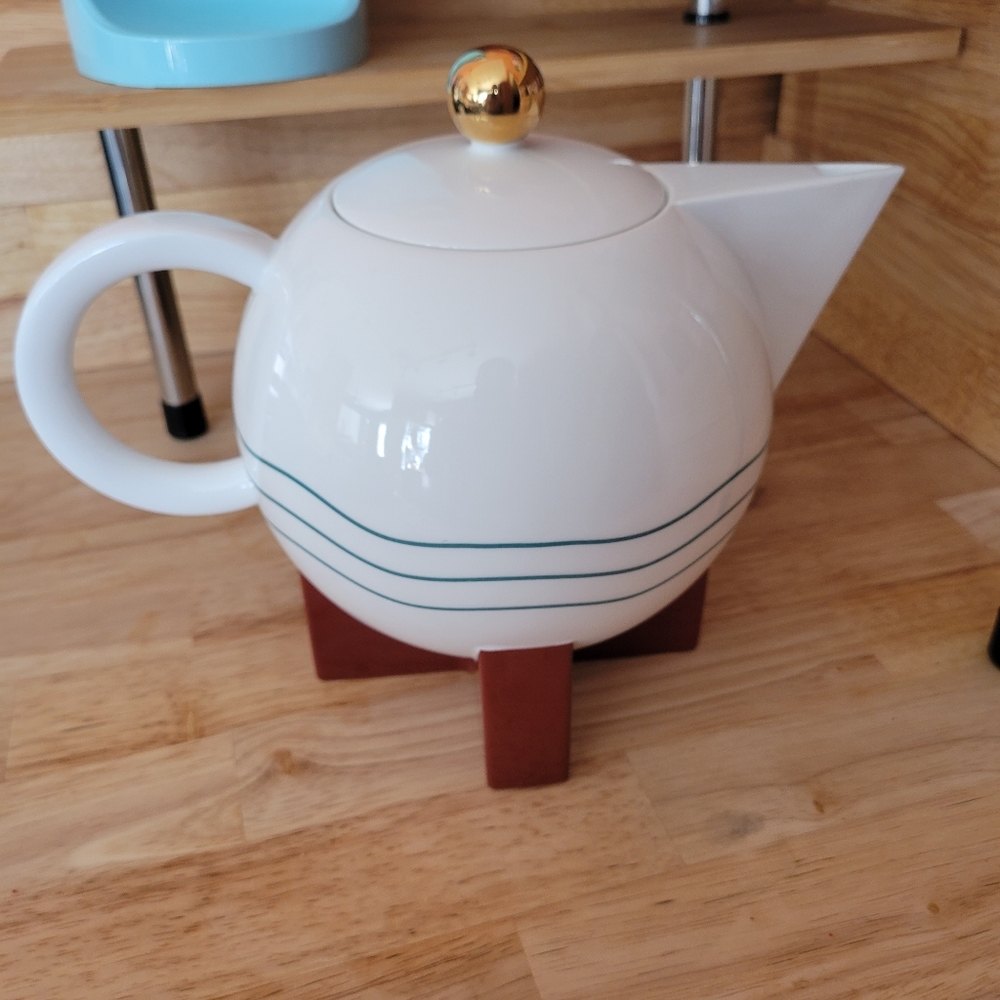 Swid powell avant garde unique kettle white pointy stand art funky